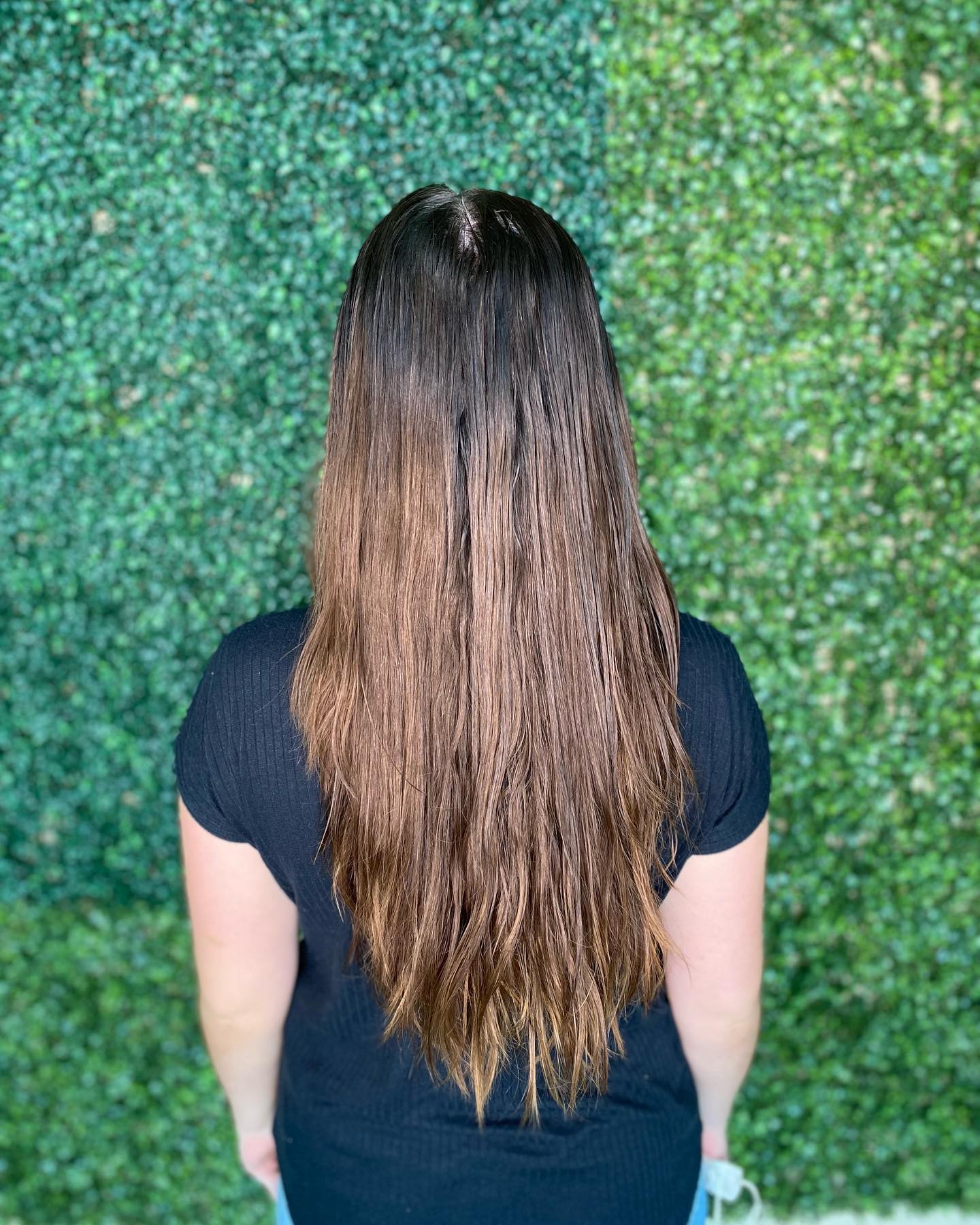 Cabelo castanho longo, alinhado e com brilho