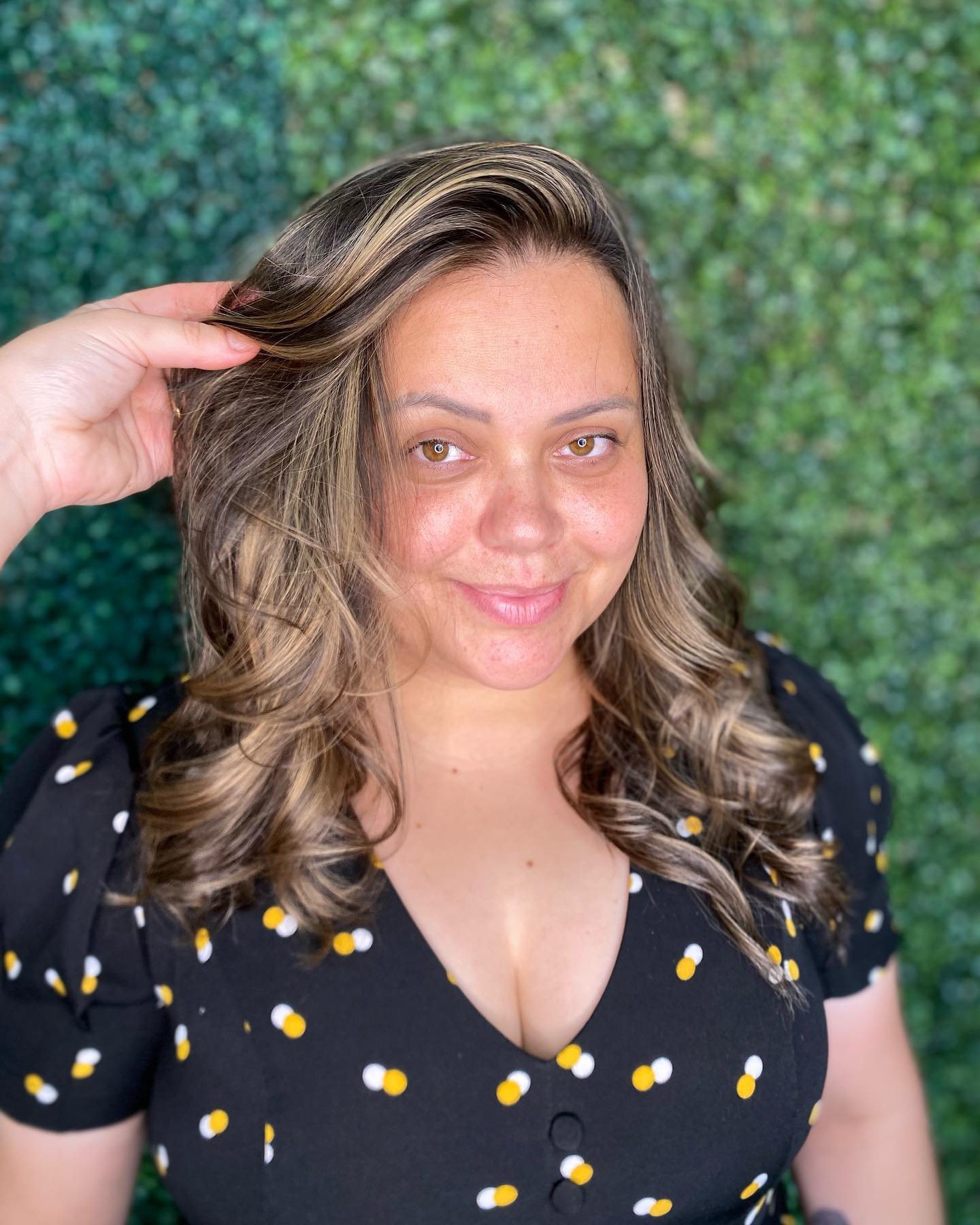 Cabelo castanho iluminado e ondulado depois da transformação