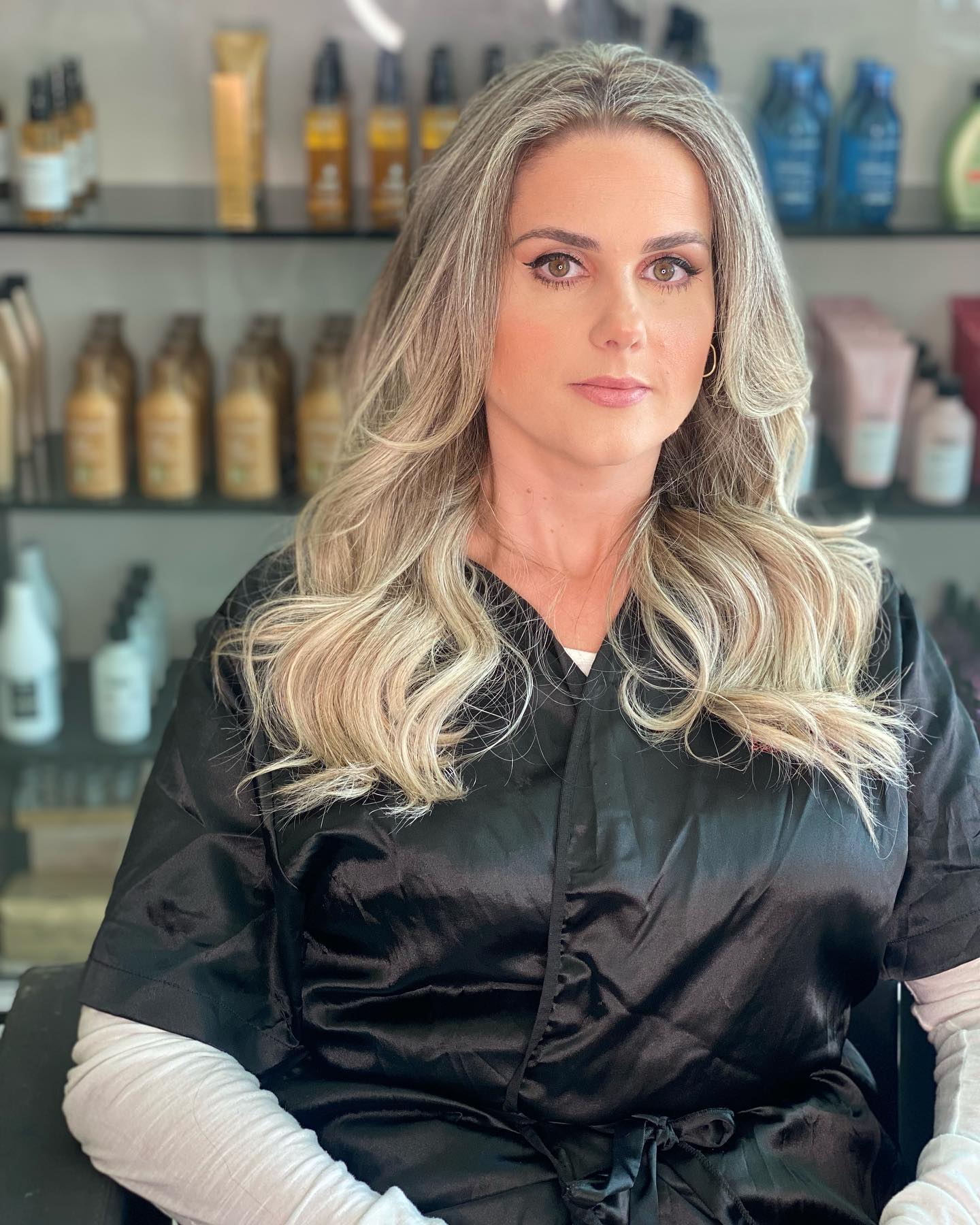 Cabelo loiro com mechas claras, ondas suaves e acabamento natural