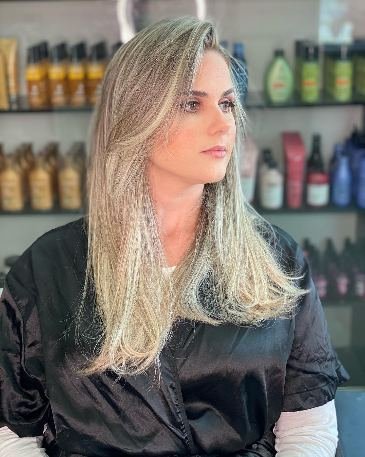 Cabelo loiro frio com acabamento liso e pontas modeladas