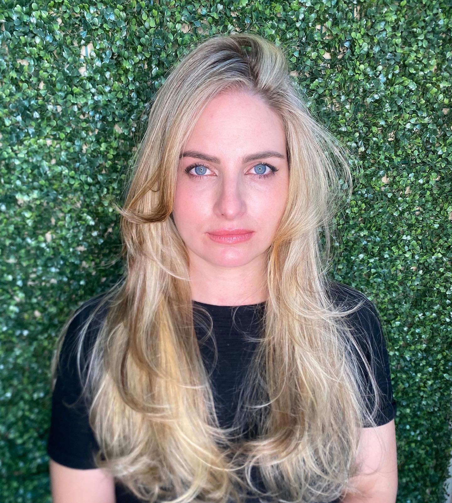 Cabelo loiro longo com corte em camadas, vista frontal
