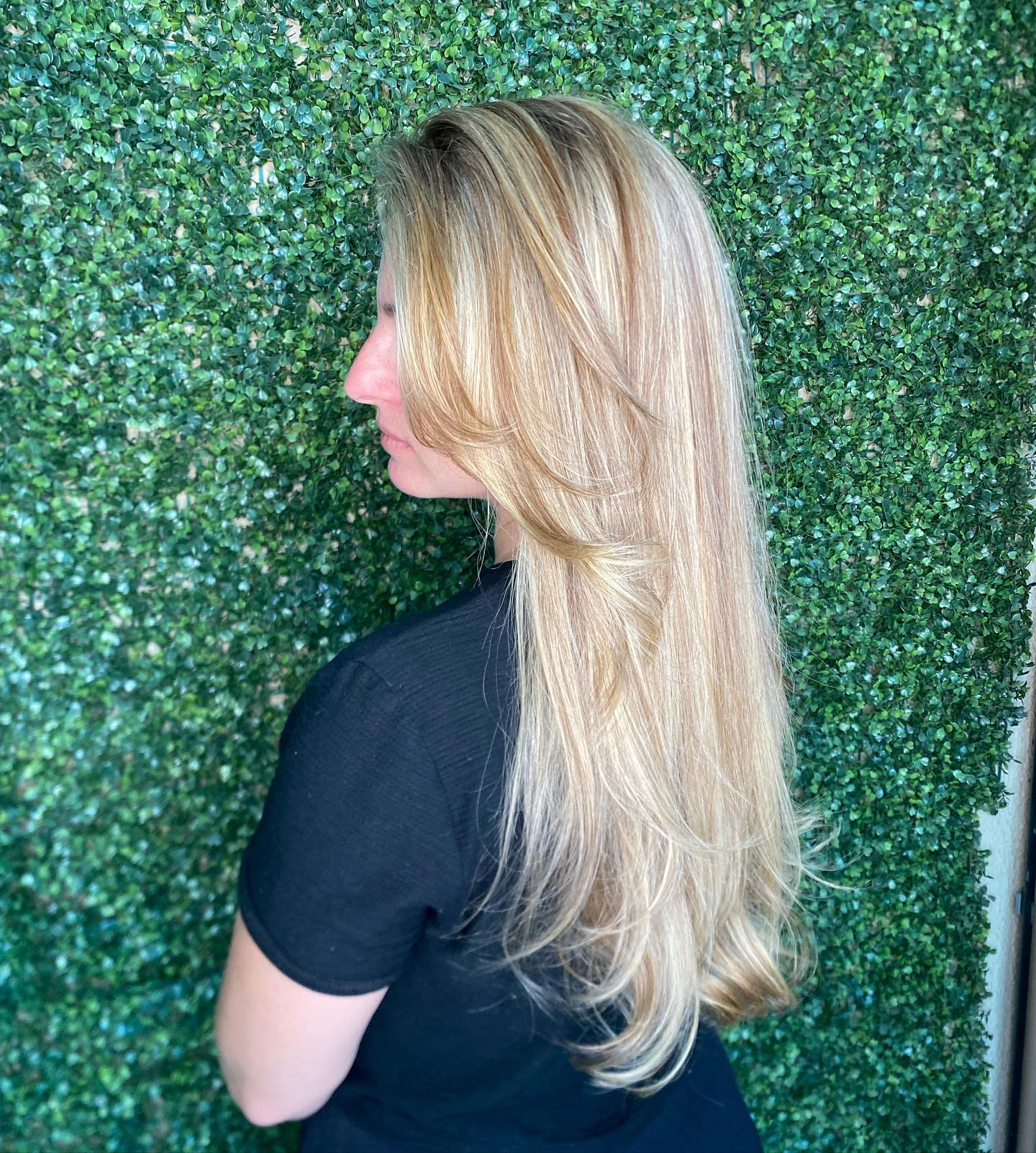 Cabelo loiro longo em camadas visto de perfil